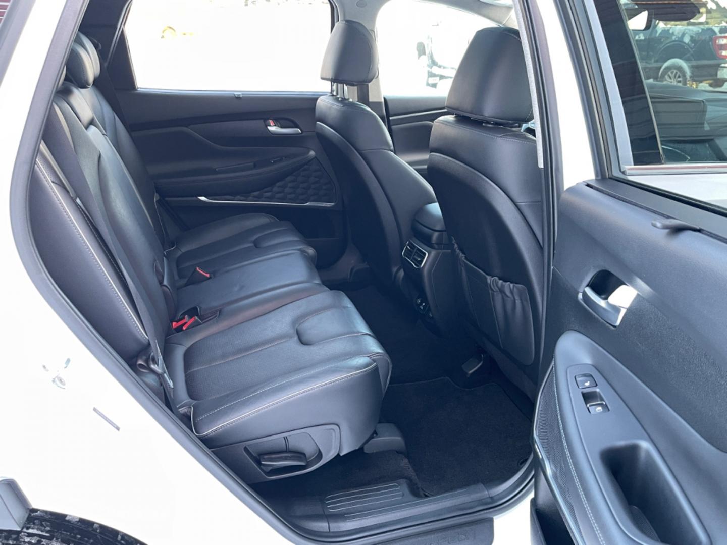 2022 White /black leather Hyundai Santa Fe Limited AWD (5NMS4DAL9NH) with an 2.5L L4 DOHC 16V engine, 6A transmission, located at 1960 Industrial Drive, Wasilla, 99654, (907) 274-2277, 61.573475, -149.400146 - Photo#7